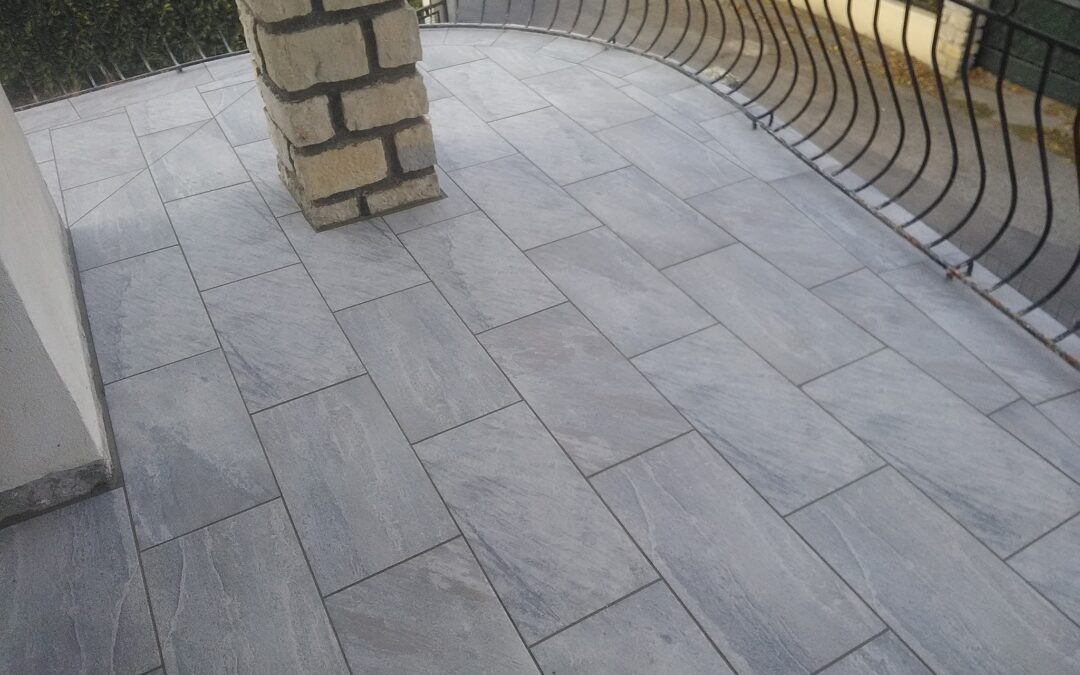 Pose de carrelage sur une terrasse