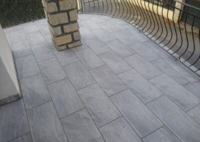 Pose de carrelage sur une terrasse